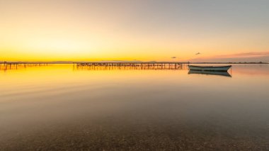 Camargue gölünde gün batımı manzarası, doğal rezerv.