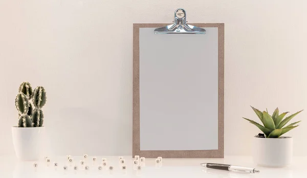 Logolar için boş alanı olan tahta pano, reklam yazıları.