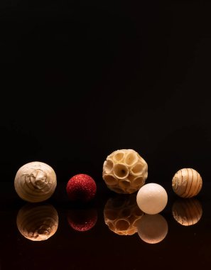 Siyah yansımalı ahşap Noel süsleri ve metin için boşluk.