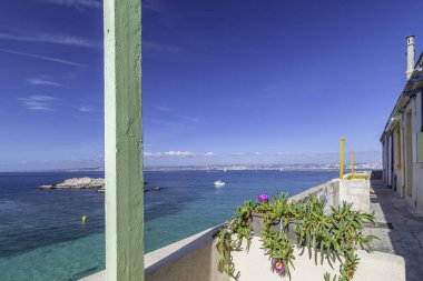 Marsilya, Fransa, Corniche 'den manzara. Arkasında porsuk şatosu olan Malmousque yarımadası.