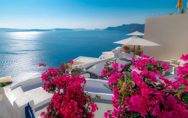 Yunanistan 'ın Oia köyünden Santorini Caldera manzarası.