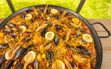 Deniz ürünleri, midye, karides, tavuk, sucuk, pirinç, limon....