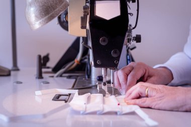 Covid-19 virüsü, koronavirüs, alerji, salgın hastalık ve dünya pandemisine karşı yüz koruması için yıkanabilir maske üretimi.