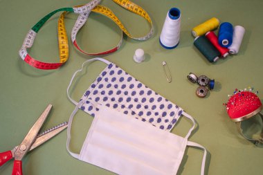 Covid-19 virüsü, koronavirüs, alerji, salgın hastalık ve dünya pandemisine karşı yüz koruması için yıkanabilir maske üretimi.