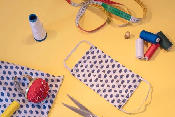 Covid-19 virüsü, koronavirüs, alerji, salgın hastalık ve dünya pandemisine karşı yüz koruması için yıkanabilir maske üretimi.