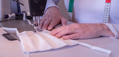 Covid-19 virüsü, koronavirüs, alerji, salgın hastalık ve küresel salgınlara karşı yüz koruması için yüz maskesi üretimi.