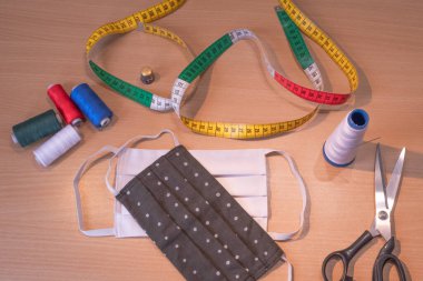 Virüs, alerji, salgın ve küresel salgına karşı yüz koruma maskeleri.