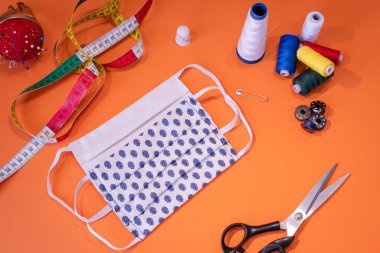 Virüs, alerji, salgın ve küresel salgına karşı yüz koruma maskeleri.