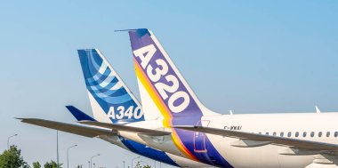 Airbus A340 ve A320 uçakları 21 Temmuz 2021 'de Fransa' nın Toulouse kentinde.