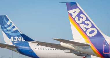 Airbus A340 ve A320 uçakları 21 Temmuz 2021 'de Fransa' nın Toulouse kentinde.