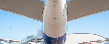 Bir uçağın kuyruğunun görüntüsü.