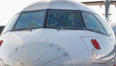 bir yolcu uçağı kokpiti görünümünü.