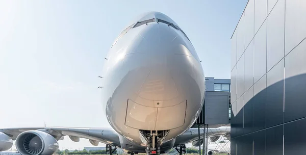 bir yolcu uçağı kokpiti görünümünü.