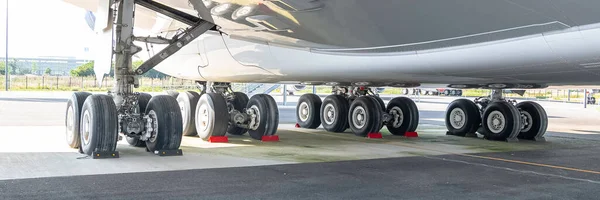 Landing Gear Plane Tarmac — Stock Photo, Image