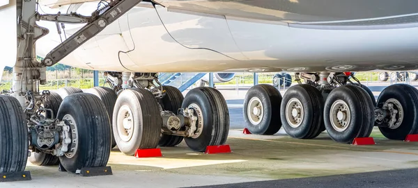 İniş takımları piste iniyor..