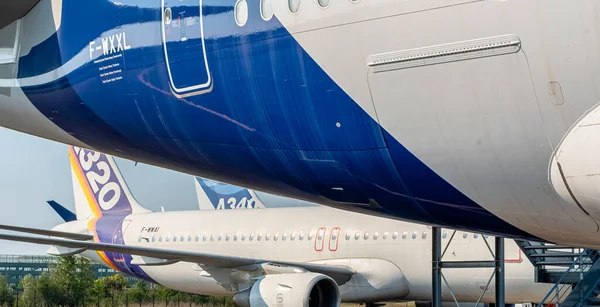 Airbus A340 ve A320 uçakları 21 Temmuz 2021 'de Fransa' nın Toulouse kentinde.