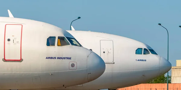 Αεροπλάνα Airbus A340 Και A320 Στην Τουλούζη Της Γαλλίας Στις — Φωτογραφία Αρχείου