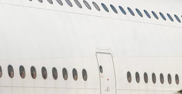 Bir uçağın pencerelerinin görüntüsü.