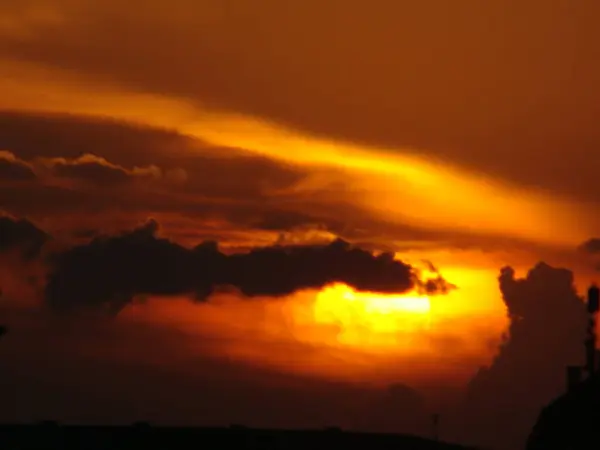 Sıcak bir yaz akşamında güzel bir gün batımı Güzel bulutlar