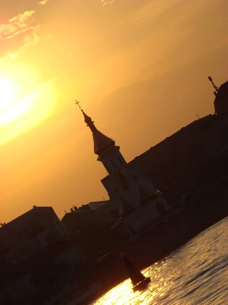 Sıcak bir yaz akşamında güzel bir gün batımı Güzel bulutlar