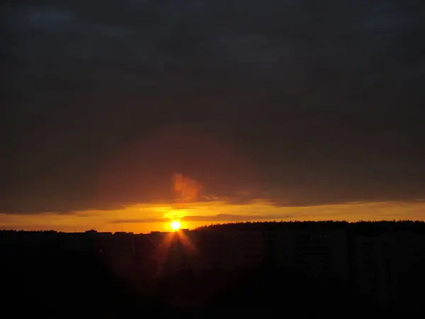 Sıcak bir yaz akşamında güzel bir gün batımı Güzel bulutlar