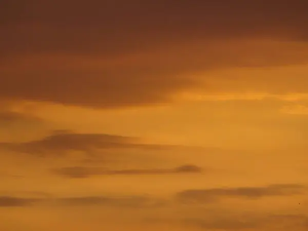 Sıcak bir yaz akşamında güzel bir gün batımı Güzel bulutlar