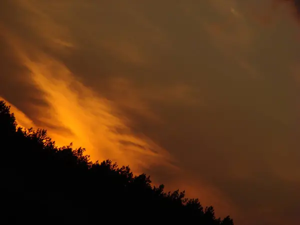 Sıcak Bir Yaz Akşamında Güzel Bir Gün Batımı Güzel Bulutlar — Stok fotoğraf