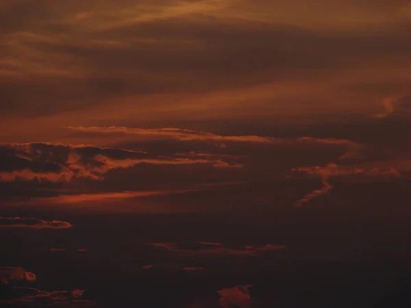 Sıcak bir yaz akşamında güzel bir gün batımı Güzel bulutlar