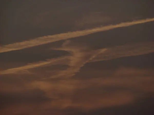 Sıcak bir yaz akşamında güzel bir gün batımı Güzel bulutlar