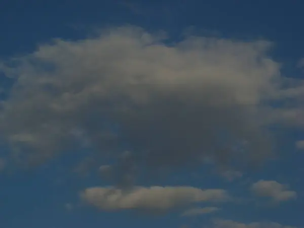 Sıcak bir yaz akşamında güzel bir gün batımı Güzel bulutlar