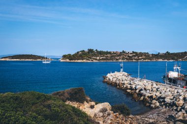 Ege Denizi 'ndeki balıkçı kasabasının körfezindeki iskele. Ormos Panagias: Chalcidice, Orta Makedonya, Yunanistan, Avrupa 'daki Sithonia Yarımadası