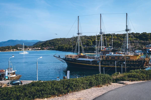 リゾートタウンの海岸近くにある古い船の観光スクーナー3マスト 中央マケドニア ギリシャ ヨーロッパ シトニア半島のOrmos Panagias 3月2022 — ストック写真