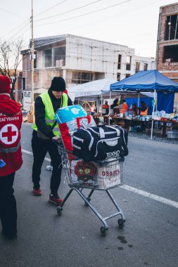 Gönüllüler Ukrayna 'daki savaştan kaçmak için Avrupa Birliği sınırına giden Ukraynalı mültecilere yardım ediyor. Ukraynalı mülteciler Slovak sınırına gidiyorlar. Uzhhorod, Ukrayna - Mart 2022. 