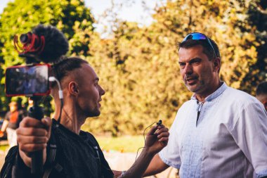 Ukraynalı blogcu Mark Melnichenko, Rus işgaline karşı Ukrayna 'yı destekleyen bir bisiklet yarışına katılan biriyle röportaj yaptı. Olay, Uzhhorod, Ukrayna 'da büyük bisiklet şehir gezisi - Mayıs 2022.