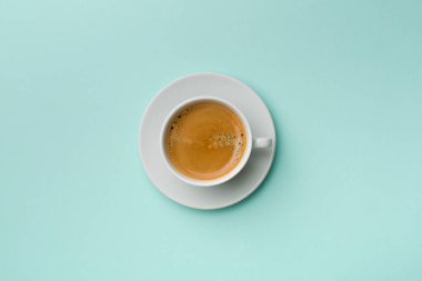 Renkli arka planda bir fincan lezzetli kahve, üst manzara..