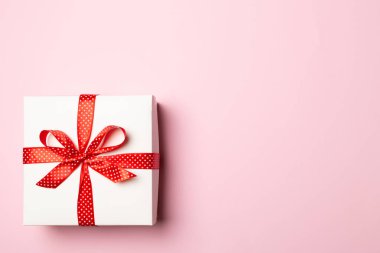 Renk arkaplan üzerinde hediye kutusu.