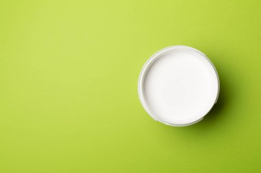 Renkli arka planda boya olan kovanın üst görünümü.