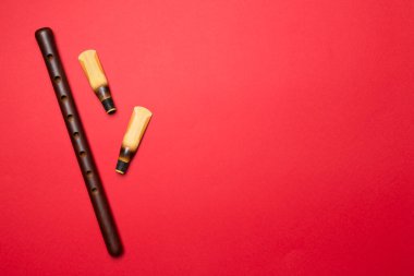 Arkaplanda Ermeni ulusal müzik aleti Duduk. Üst görünüm.