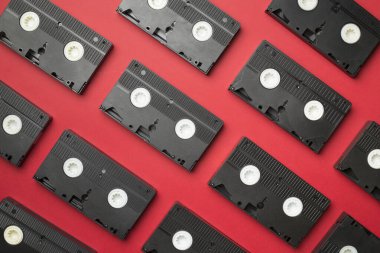 Renk arkaplanı, üst görünüm üzerine eski bant VHS kaseti ile desen.