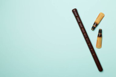 Arkaplanda Ermeni ulusal müzik aleti Duduk. Üst görünüm.