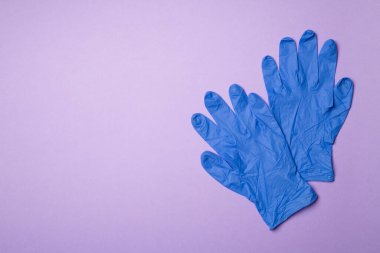 Renkli arkaplanda mavi lateks eldivenler.