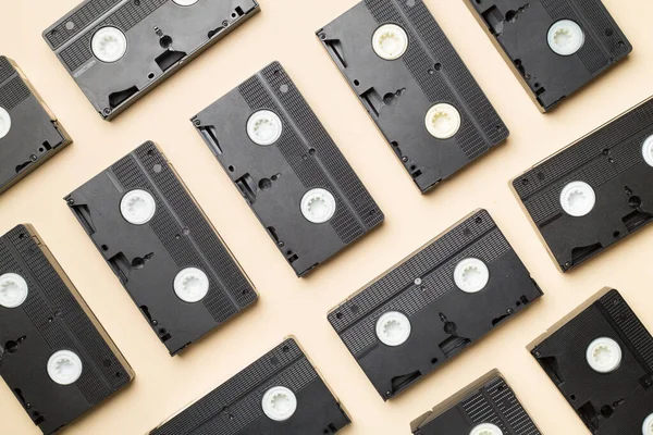 Renk arkaplanı, üst görünüm üzerine eski bant VHS kaseti ile desen.