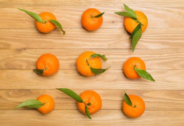 Ahşap zemin üzerinde taze mandalinalar ile düz yatıyordu.