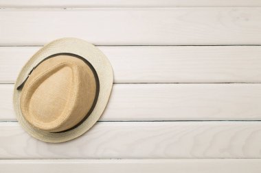 Hasır şapka ahşap arka planda, üst manzara.