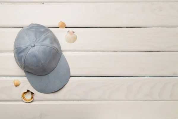 Blaue Mütze Und Muscheln Auf Hölzernem Hintergrund Draufsicht — Stockfoto