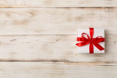 Tahta arkaplanda hediye kutusunun üst görünümü.