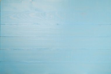 Arkaplan olarak mavi ahşap masa, üst görünüm.