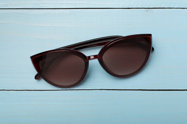 Sonnenbrille Und Muscheln Auf Farbigem Hintergrund Draufsicht — Stockfoto