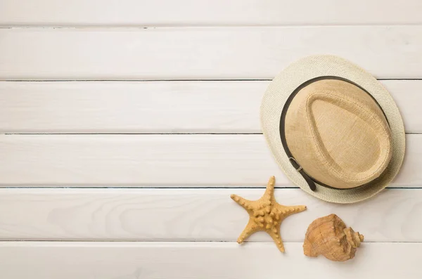 木制背景的柳条帽和贝壳 顶视图 — 图库照片