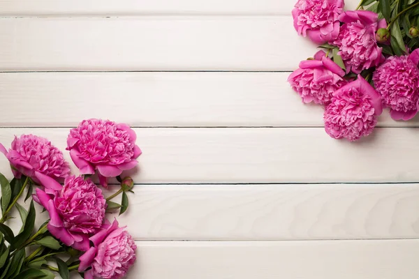 木制背景上美丽的粉色牡丹花 顶视图 — 图库照片